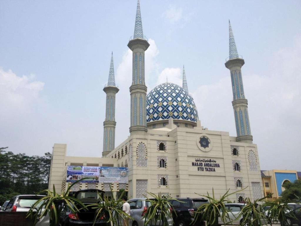 Hotel Wattana Sentul 2*